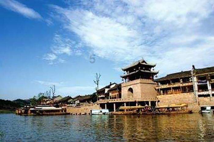 她是外交部冷艳翻译官，人称“冰美人”，不苟言笑神似赵薇